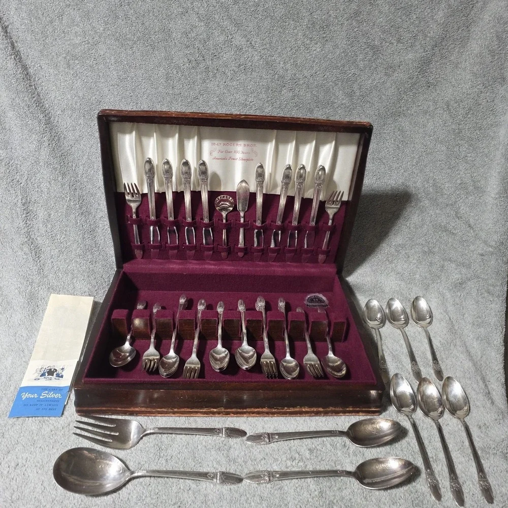 1847 Rogers Bro First Love Service for 8 Silverplate Flatware Set 62 Pcs Chest